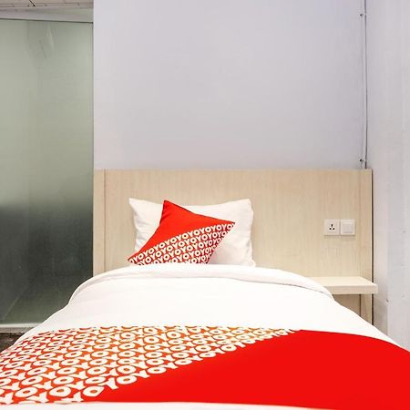Super Oyo 3150 Theodore Homestay Medan Buitenkant foto