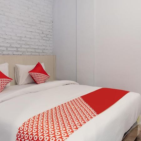 Super Oyo 3150 Theodore Homestay Medan Buitenkant foto