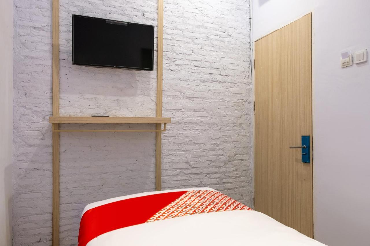 Super Oyo 3150 Theodore Homestay Medan Buitenkant foto
