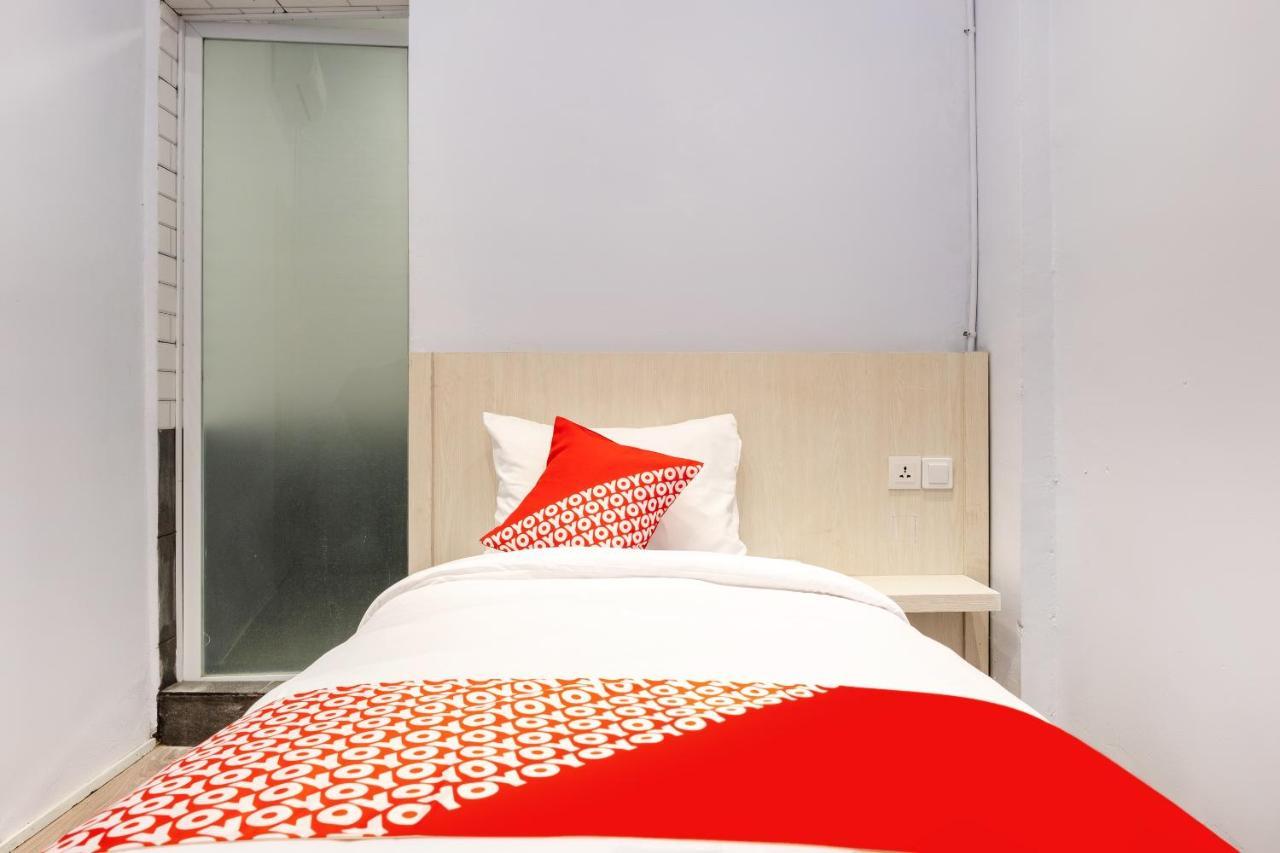 Super Oyo 3150 Theodore Homestay Medan Buitenkant foto