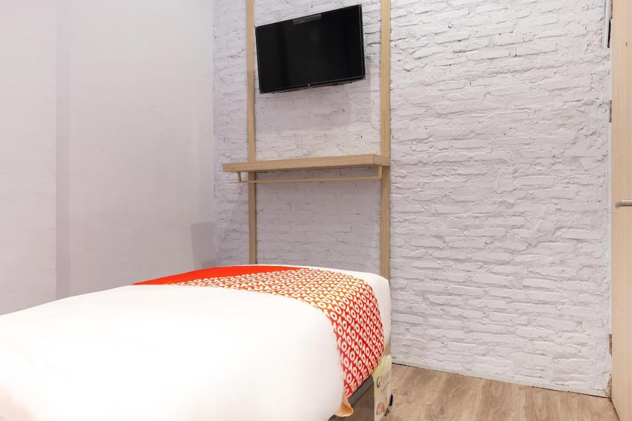 Super Oyo 3150 Theodore Homestay Medan Buitenkant foto