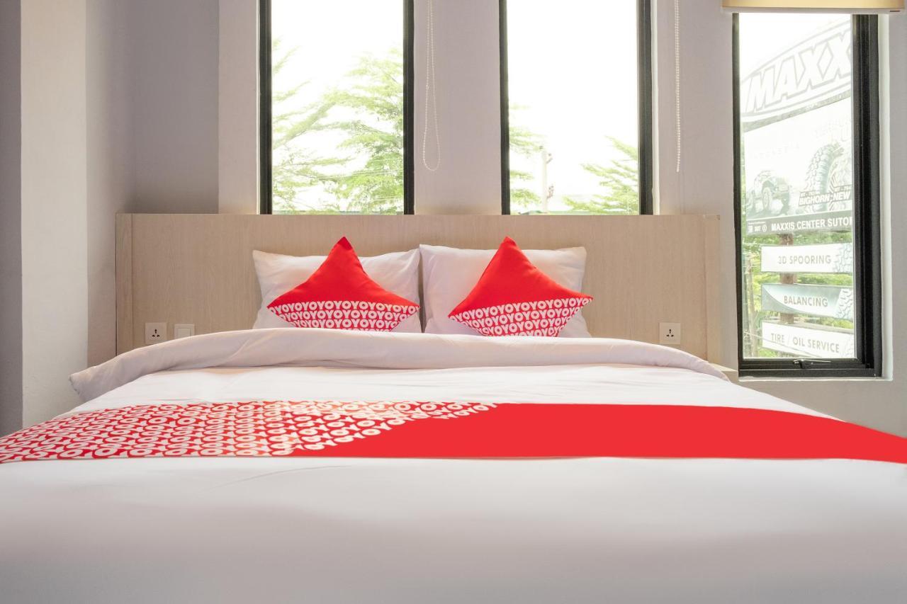 Super Oyo 3150 Theodore Homestay Medan Buitenkant foto