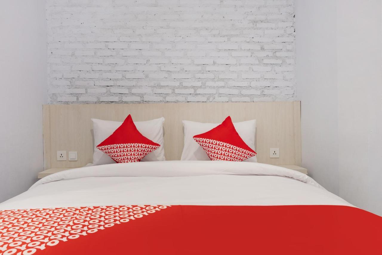 Super Oyo 3150 Theodore Homestay Medan Buitenkant foto