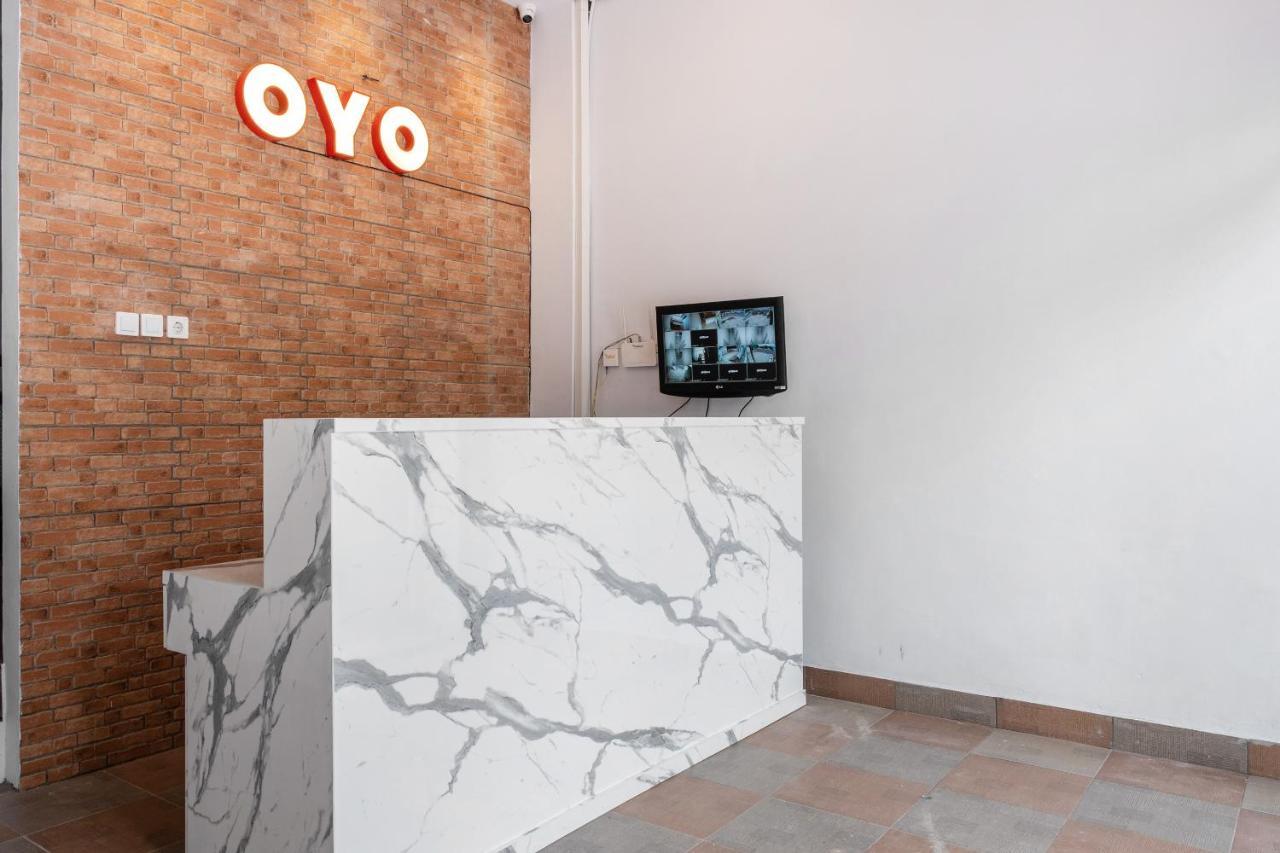 Super Oyo 3150 Theodore Homestay Medan Buitenkant foto