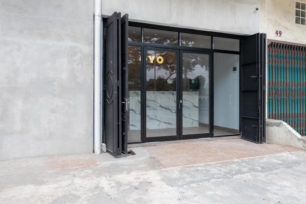 Super Oyo 3150 Theodore Homestay Medan Buitenkant foto