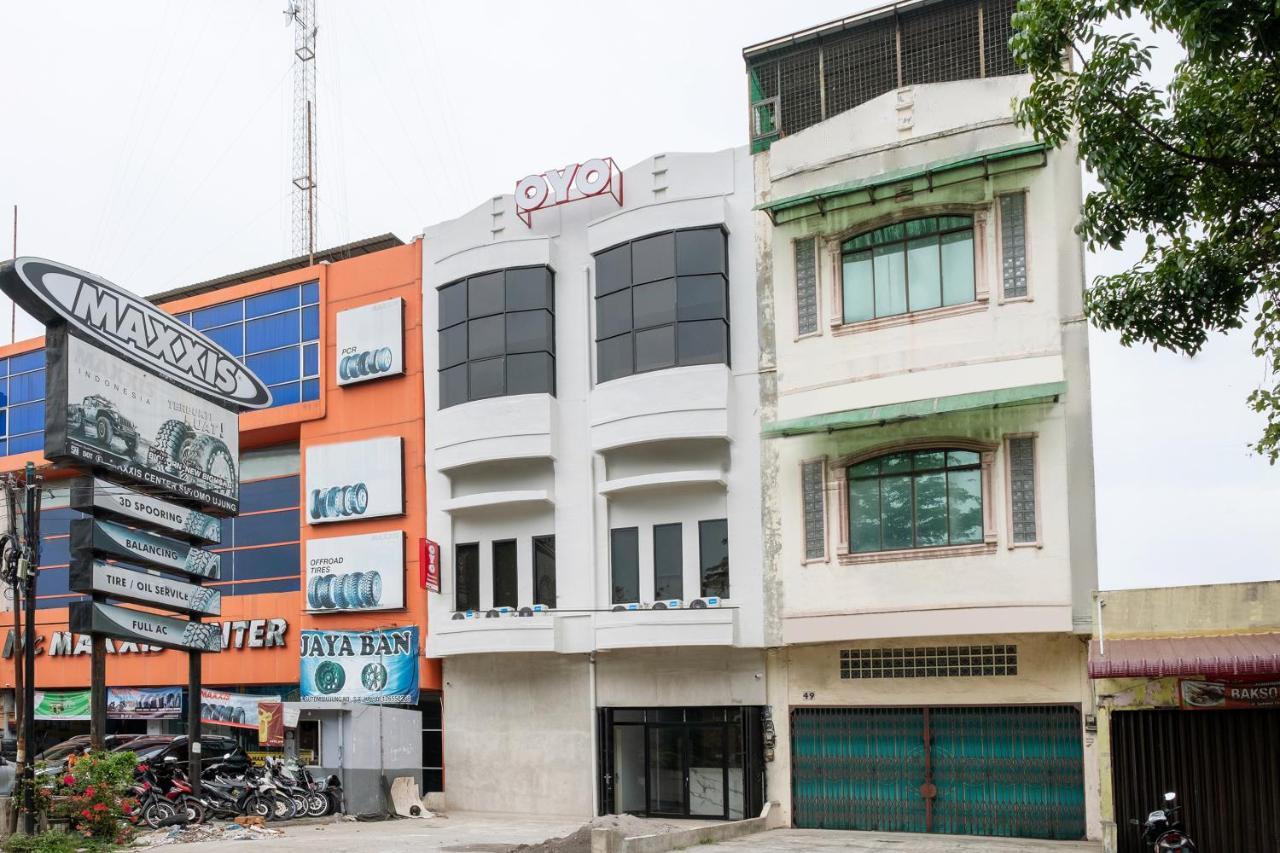 Super Oyo 3150 Theodore Homestay Medan Buitenkant foto