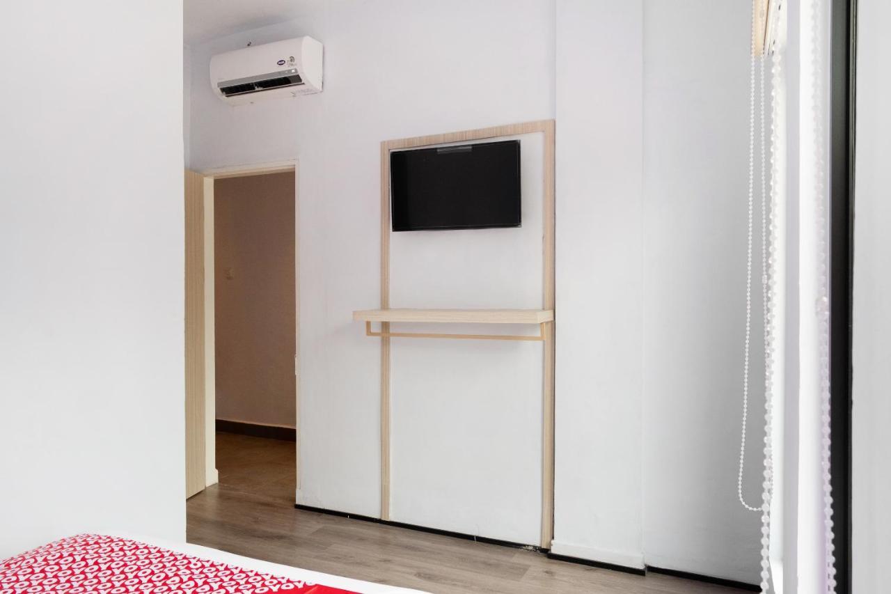 Super Oyo 3150 Theodore Homestay Medan Buitenkant foto