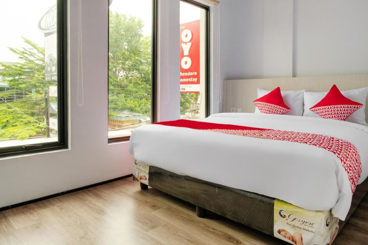 Super Oyo 3150 Theodore Homestay Medan Buitenkant foto