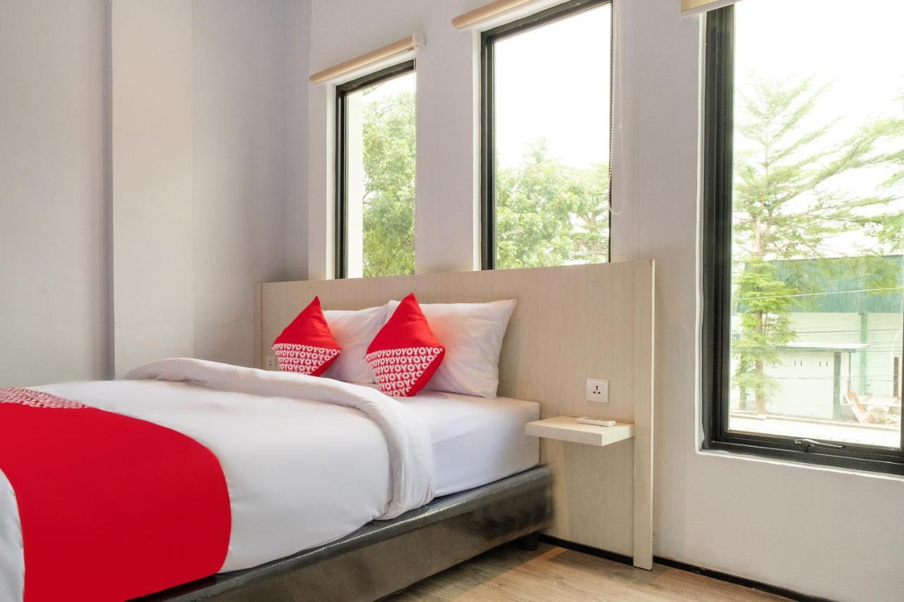 Super Oyo 3150 Theodore Homestay Medan Buitenkant foto