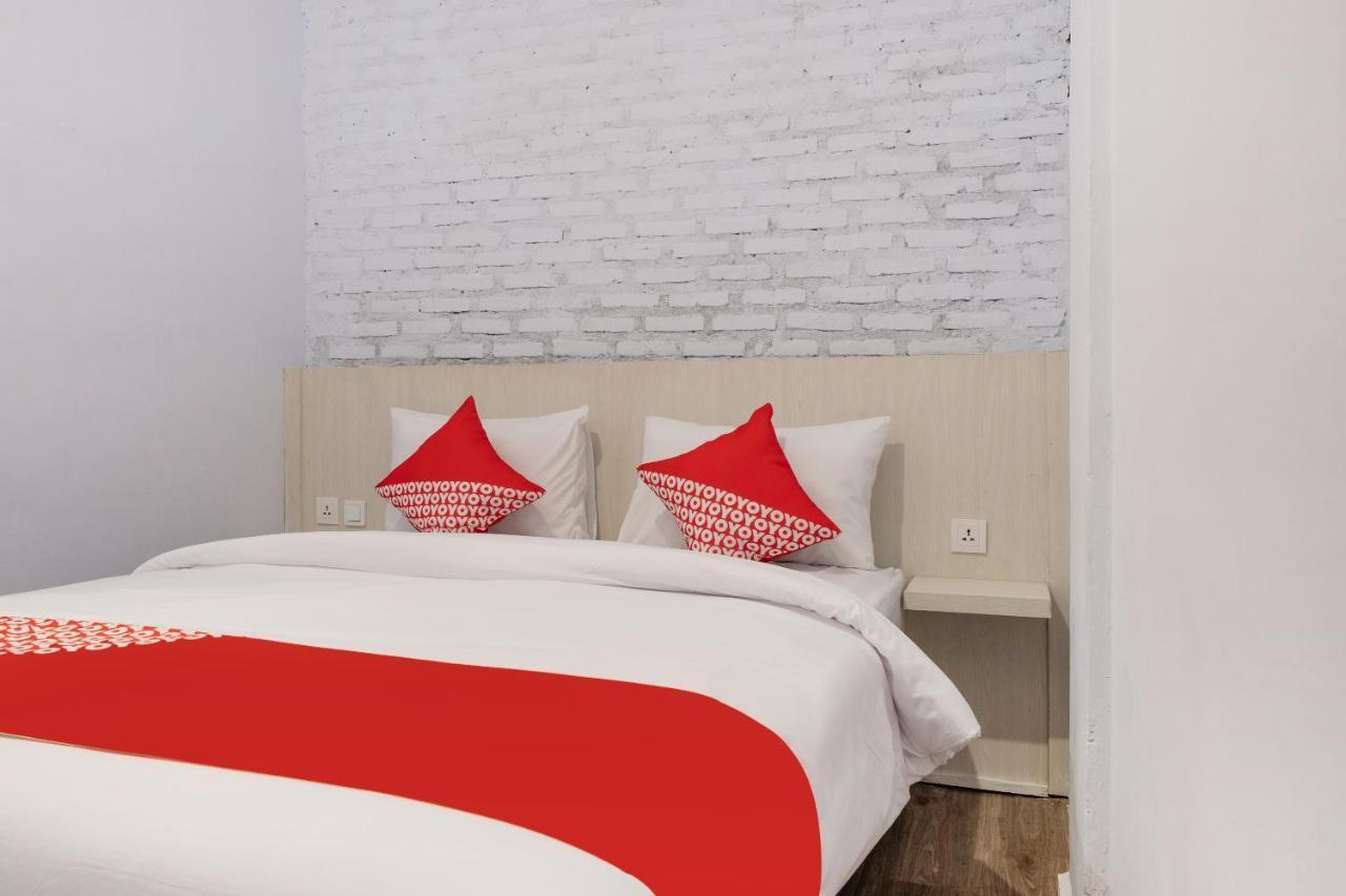 Super Oyo 3150 Theodore Homestay Medan Buitenkant foto