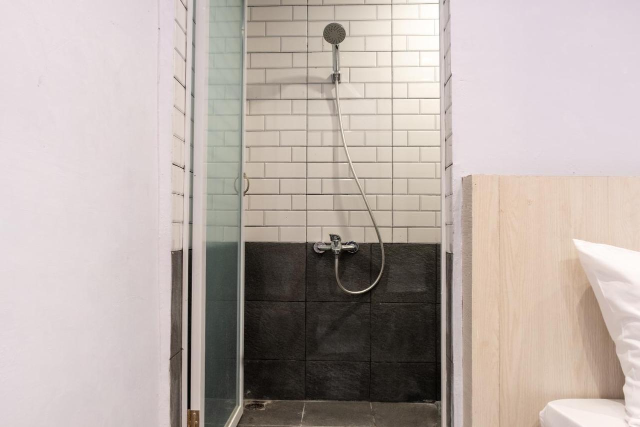 Super Oyo 3150 Theodore Homestay Medan Buitenkant foto